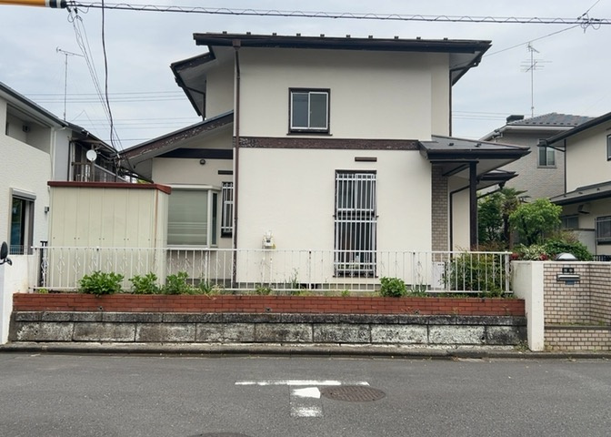 土地の前の道路に消火栓が設置されていることがあります。この場合、道路交通法第45条第1項により、駐車禁止の場所が指定されています。そのため、車庫などの駐車スペースをつくることができない場合があります。