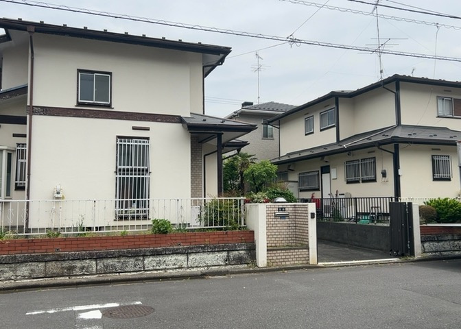 現地に行くなら、物件の周囲の地形がどうなっているかを見ることも大切です。周辺より低くなっている土地では、大雨などで水が集まりやすいため、地盤が弱くなっているということも考えられるため、注意が必要です。