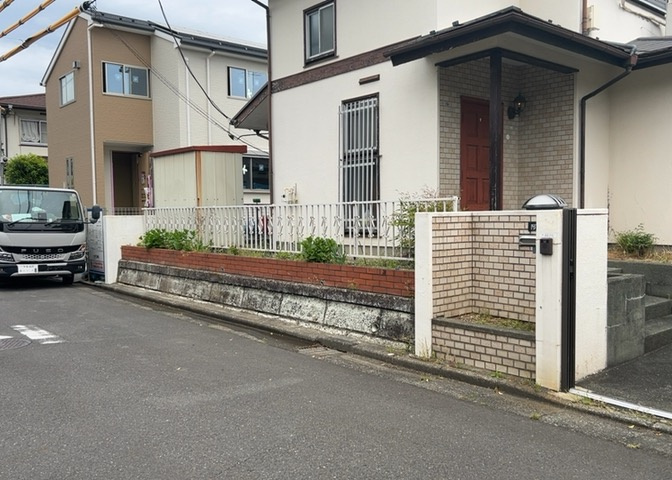 土地購入を検討されている場合、境界杭がない状態で購入してしまうと境界確定測量をする必要があり、費用がかかります。購入の前に、売主、隣土地所有者立ち合いのもと境界を確定し境界杭を設置するのがベストです。