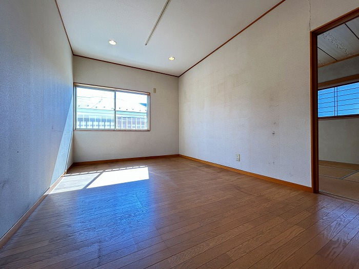 ※現況売買　南面に窓：洋室7帖（2階）