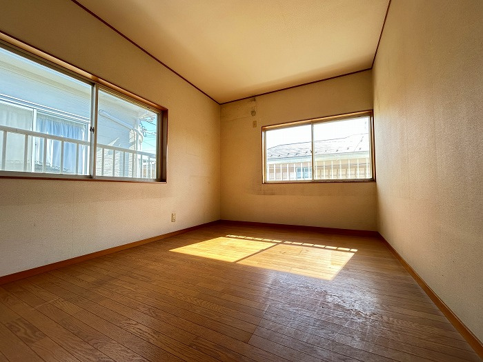 ※現況売買　2面採光・南面に窓：洋室6.7帖（2階）