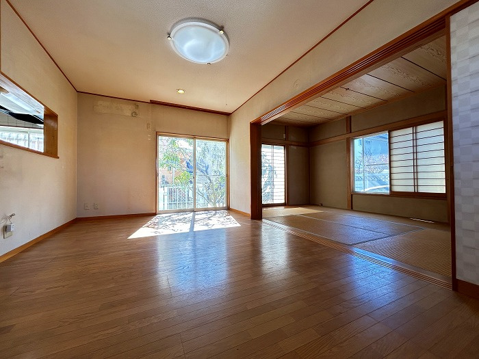 ※現況売買　2面採光・南面に窓：LDK13.5帖（1階）