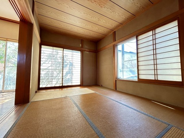 ※現況売買　2面採光・南面に窓：LDKに隣接した和室6帖（1階）