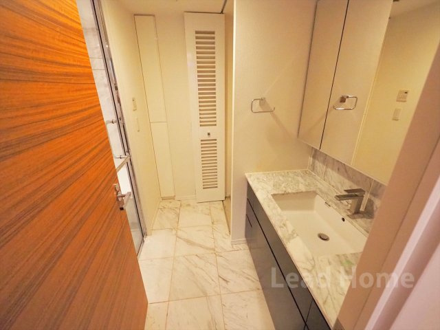 明るく清潔感のある独立洗面台です！洗面小物を整理できる棚やミラー裏収納付きで朝の身支度も楽々ですね♪