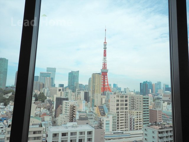 大きな窓から東京タワーと都市の風景を一望できる眺望です！時間帯によって異なる景色を味わえますね♪