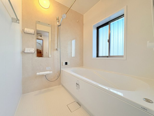 1日の疲れを癒すバスルーム。防カビ対策や雨の日のお洗濯にも活躍する換気乾燥機付き。