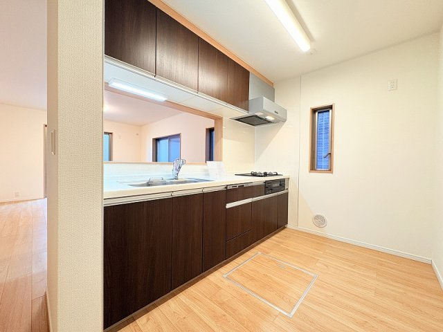 収納豊富なシステムキッチンで調理道具がスッキリと片付きます。