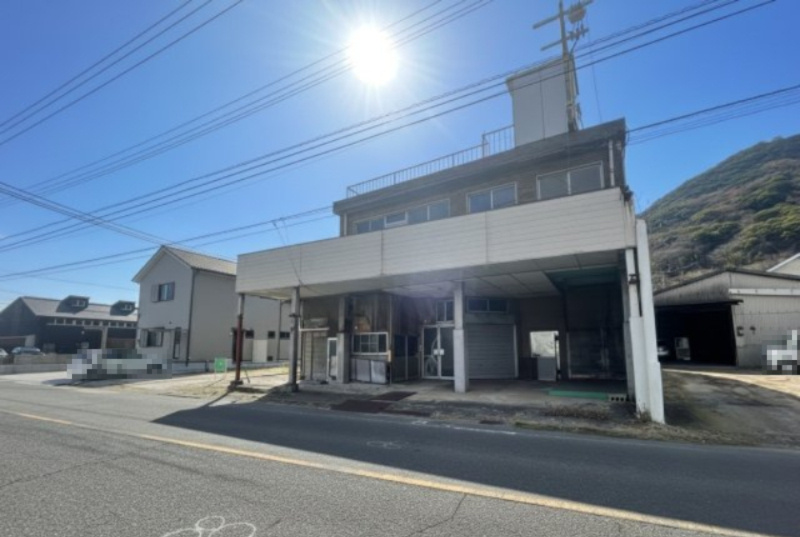 周辺は落ち着いた住宅や建物が並ぶエリアで、背後には山、前面には海の景色が広がり、自然を身近に感じられる環境です。平屋・2階建ての住宅計画や、ゆったりとした駐車スペースを確保したプランにも適しています。