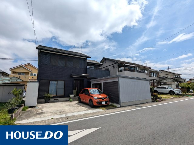 黒系のかっこいい外壁。並列2台駐車可能、ガレージの中にも駐車できます。