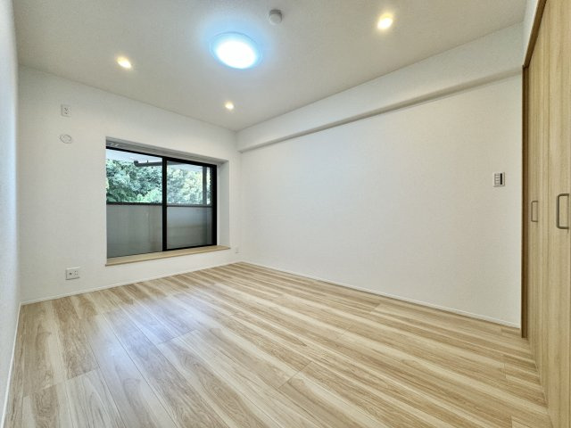 こちらは6.7帖の主寝室です。北東の部屋のため、直射日光が入らないので熱くなりすぎる心配がありません！　