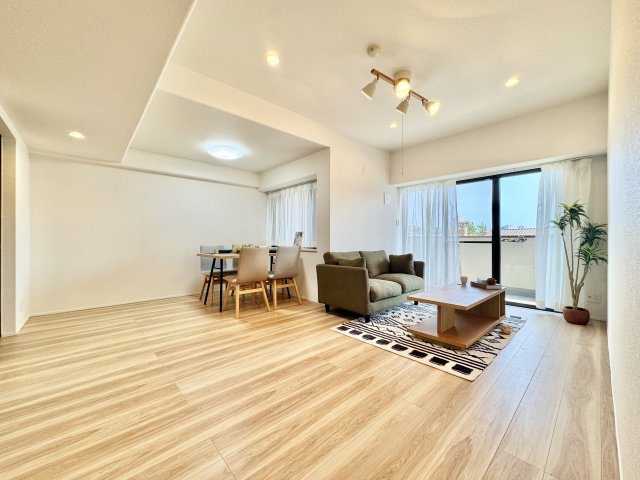 ご家族の団らんの間！ナチュラルなインテリアがオシャレな空間！お客様のおもてなしの間としてもピッタリです！　
