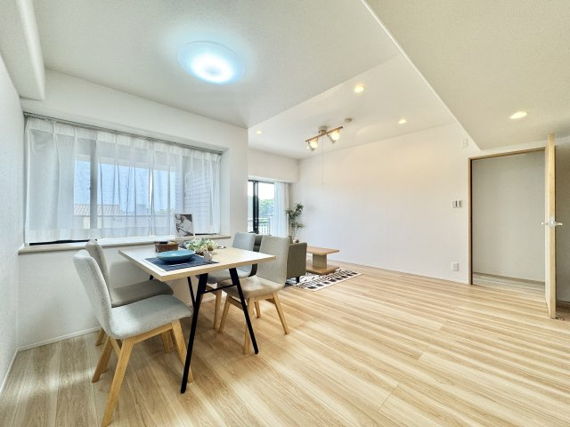 リビングを別角度から撮影しました！オシャレな照明が映えますね♪　　