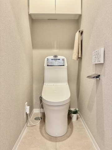 トイレはナチュラルな色使いで、落ち着く空間になっています。収納棚もあるので、シンプルに彩ることができます。　