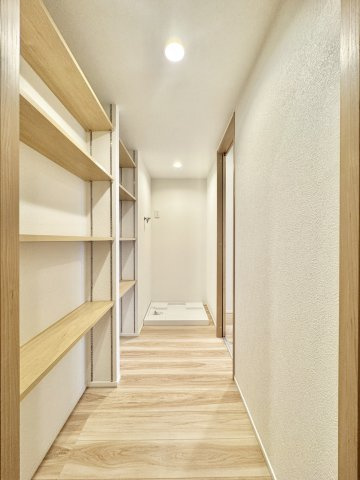 洗濯場と洗面室が分かれていますので込み合うこともなくキッチン横にあるため家事同線はいいですね♪　