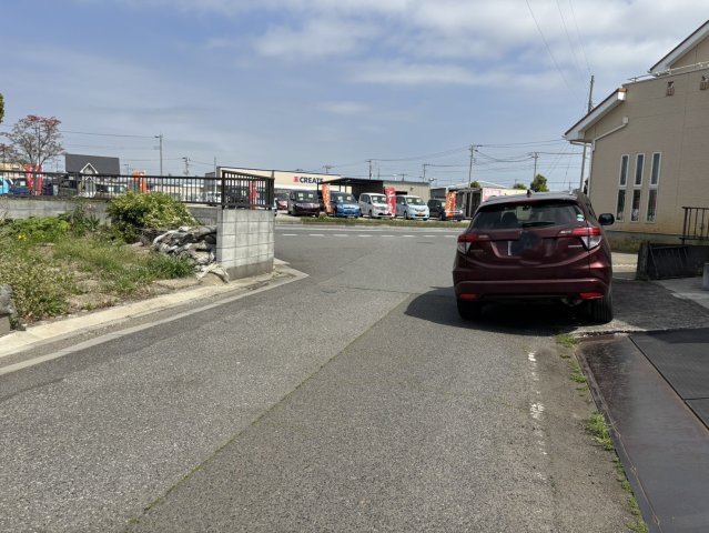 前面道路も幅が広いため車庫入れも安心です(^^)/       　