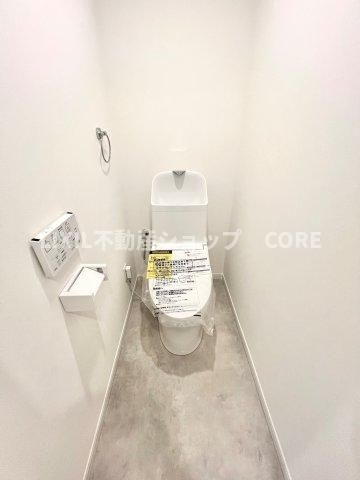 見た目もスッキリとしたデザインのトイレには温水洗浄暖房便座付き。