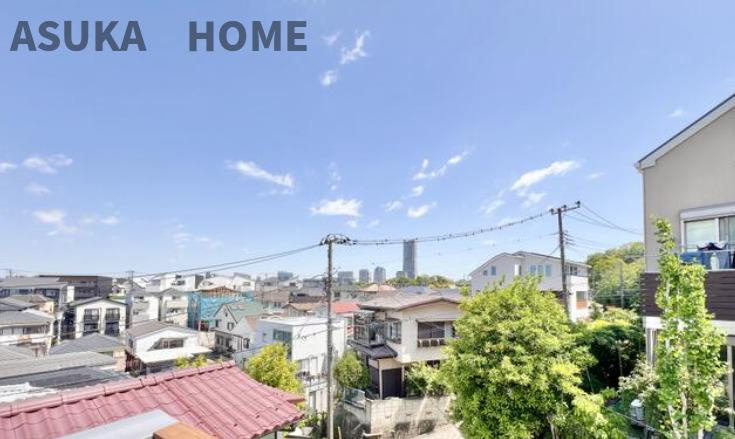 バルコニーの眺望は抜け感たっぷりの景色！風も良く抜けるので天気が良い日は洗濯物の干しがいがあります。