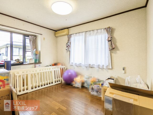 2つの窓からたっぷりの光が差し込みます。心地よい風が通り抜けるたび、心まで軽やかになりそうです。