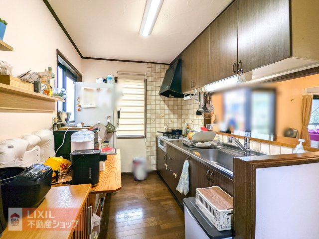 ゆったりとした広々キッチン。キッチンスペースには床下収納とお勝手口を完備
