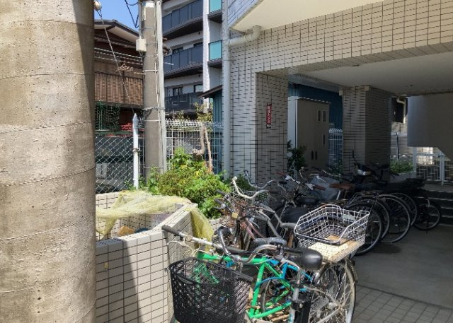 中庭（パティオ）とは、一つの建築物の内部に設けられた、壁などで囲われている庭のことを指します。コの字型、ロの字型が主流ですが、L字型の中庭もあります。最近では、インテリア性の高さからも人気があります。