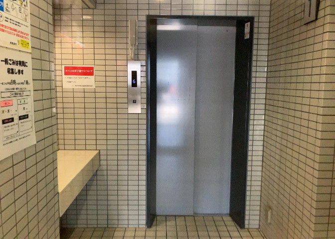 ラウンジは、マンションの共用スペースに椅子やテーブルなどを配置した利用者が寛げる空間です。屋内型ラウンジと屋外型ラウンジがあります。共用部分の管理状況と合わせて、詳細については現地でご確認ください。