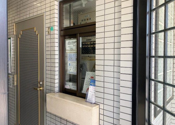 受付はマンションコンシェルジュがいる場合もあれば、管理人が滞在する小部屋を総称して呼ぶことがあります。主にエントランスに設置されていることから、防犯面でも期待ができます。防犯設備がない場合はより安心！