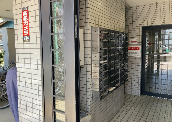 エントランス付近に設置されている集合ポストは、住んでいる部屋と離れているため、ポストをあさるなど誰かに何かされていても被害に気づきにくいです。入居する時には他人に特定されにくい番号で鍵をかけましょう！