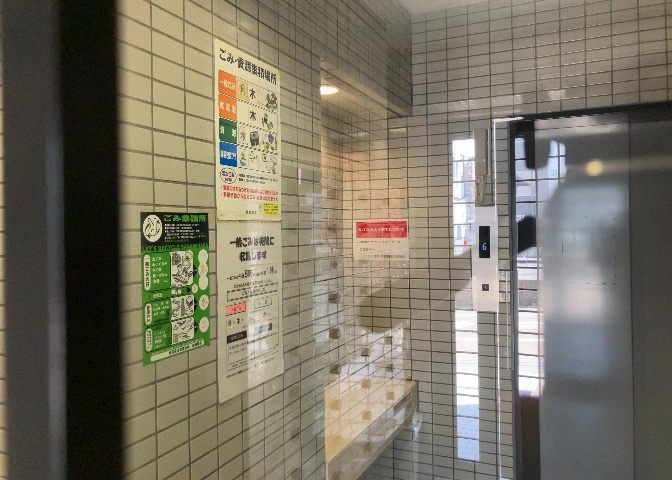 ロビーというと、エントランスと何がちがうの？と思いますよね。実はロビーとエントランスには明確な決まりはありません。物件によっては、エントランスを入って広がるある程度の広さのある空間がロビーとなります。