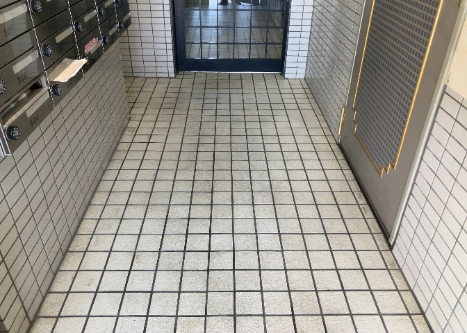 共用部分は、一棟の建物に住む区分所有者全員が共同で所有するとし、共用部分の管理、補修などは、区分所有者で形成される管理組合が行います。個人の判断で勝手に変更することはできませんので覚えておきましょう。