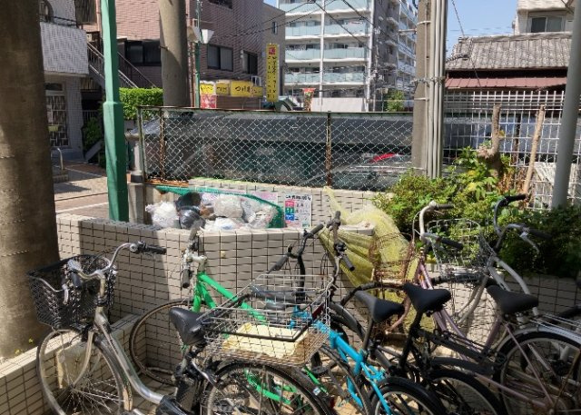 共有部分は、住民なら誰もが使える設備のこと。例えば駐車場やエレベーター、インターネット設備、セキュリティ設備などがあります。他にも、マンションの廊下・外部階段やエントランス・ゴミ置き場などがあります。