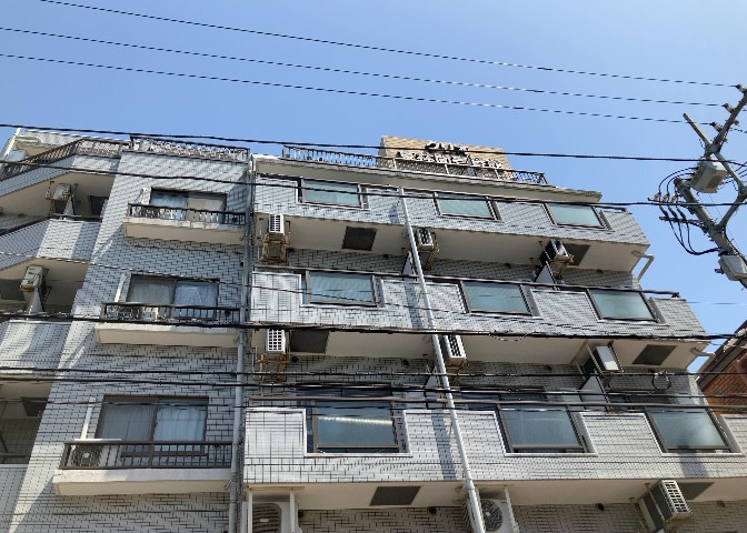 道幅が広い場所は日当たりや風通が良好です。幅が広いのですれ違いも可能ですし大きな車でも駐車可能！一方で、大型車が通ることも多くなるため交通量の増加により騒音に繋がります。また土地の値段が高くなります。