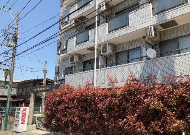ＲＣ造、Reinforced　Concreteは直訳すると補強されたコンクリートです。主に柱や梁・床・壁が鉄筋とコンクリートで構成おり、鉄筋を組んだ型枠にコンクリートを流し込んで固めたものを指します。