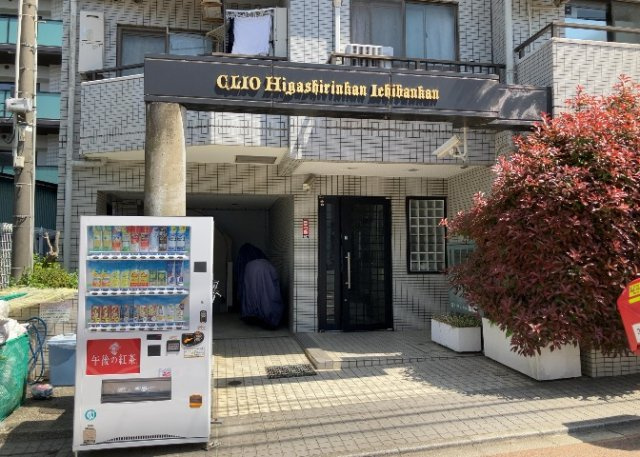 玄関は家の顔でもあり、家族以外の目にも止まる場所です。玄関は外との間を仕切る扉、靴などをしまっておく収納スペース、靴脱ぎのたたきスペース、来客とのやり取りをするドアホンなど複数のアイテムからなります。