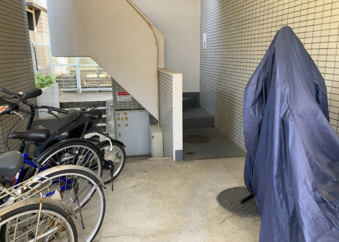 共有部分は、住民なら誰もが使える設備のこと。例えば駐車場やエレベーター、インターネット設備、セキュリティ設備などがあります。他にも、マンションの廊下・外部階段やエントランス・ゴミ置き場などがあります。