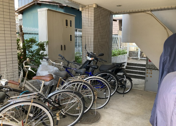 共用部分は、一棟の建物に住む区分所有者全員が共同で所有するとし、共用部分の管理、補修などは、区分所有者で形成される管理組合が行います。個人の判断で勝手に変更することはできませんので覚えておきましょう。