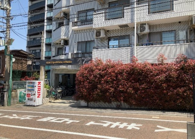 外観はマンション管理がされているかの目安になります。築年数が古いと、壁面は劣化してひび割れが生じることも！建物が古びていても細かいところが修繕されていると、きちんと管理されているなぁと感じるでしょう。