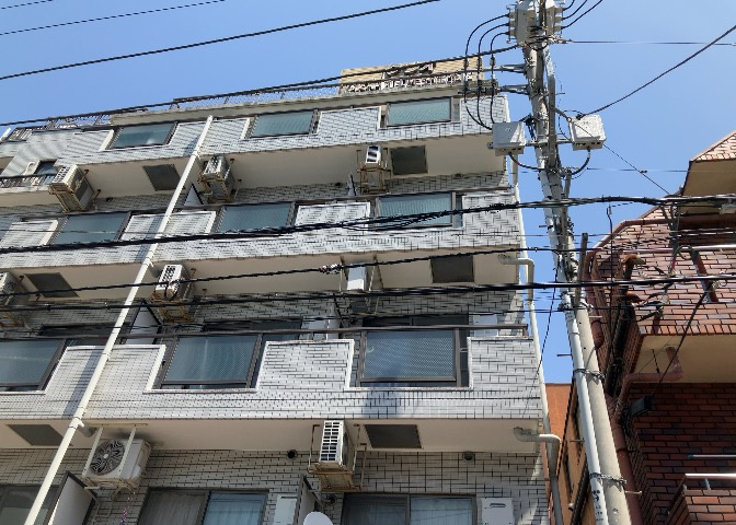 一般的なバルコニーは、奥行1.5ｍ程ですが、ワイルドバルコニーは2ｍまで広がっています。そのため洗濯物の間隔をあけ干すことができ、乾きやすいというメリットや、ガーデニングが楽しめる等の特徴があります。