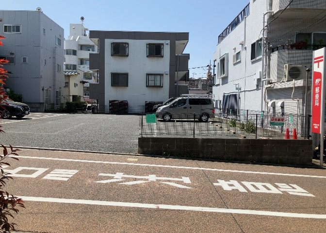 車一台あたりに必要なスペースは、標準サイズの普通自動車で横幅2m50cm、長さ5mは必要になります。ただし、乗降のことも考慮して横幅3m30cm、長さ5m50cmほどは確保できるところを選びましょう。