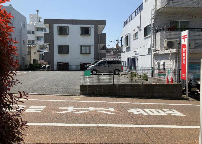 駐車場と明記されていても、最小スペースでつくられた駐車場だと大型車は駐車できなかったり、出入りしにくくなったりする可能性があります。お車のサイズと購入したい物件の駐車場のサイズを現地で確認しましょう。