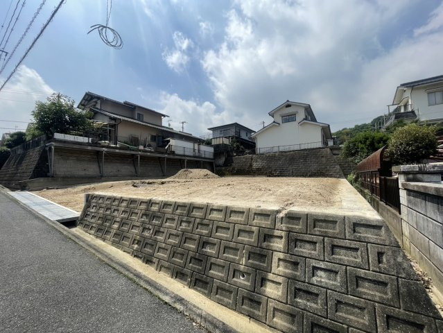 約100坪の広々敷地を活かし、平屋住宅や庭付き住宅などライフスタイルに合わせた建築計画が可能。ガーデニングやアウトドアスペースを楽しむことができます。家族でゆっくり過ごせる理想の空間を作りませんか？
