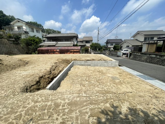 前面道路は約6ｍあり、お車同士のすれ違いにもゆとりを感じられる道路環境です。陽当たりや開放感も魅力で、周辺は落ち着いた住宅街となっています。購入後すぐに建築計画を進めやすい点も魅力です。