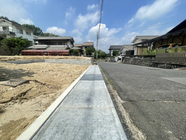 新たなU字溝（側溝）を新設のうえ、コンクリート蓋+グレーチングを設置しています。新築用地としてご検討いただきやすい土地です。現地見学も可能です。お気軽にお問い合わせください。
