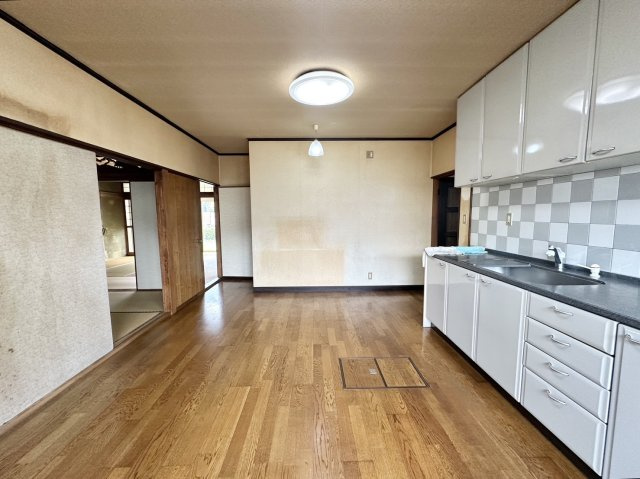 毎日のお料理をするにあたって、キッチンの機能性は重要事項。豊富な収納力を誇る収納を上下に完備した、使い勝手の良いキッチンです。床下収納も完備しております。