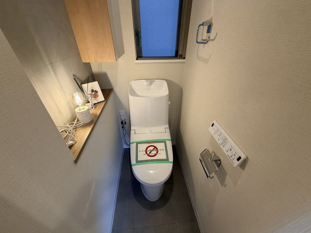 飾り棚や窓のあるおしゃれなトイレ