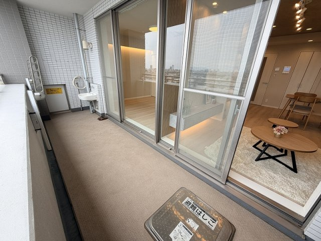光と風を誘う窓やバルコニーが、快適な住空間を感じさせる