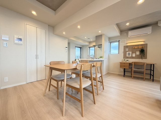 明るいお部屋で楽しむ家族の団欒