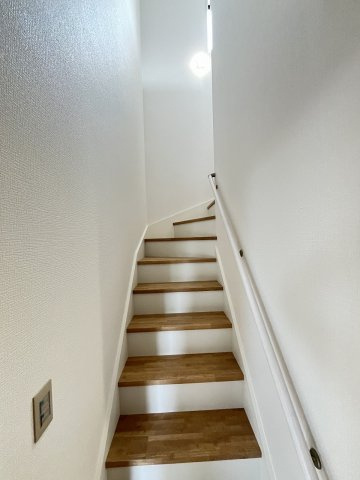 現地写真。2階へ上がる階段です。手摺もついて安全ですね。