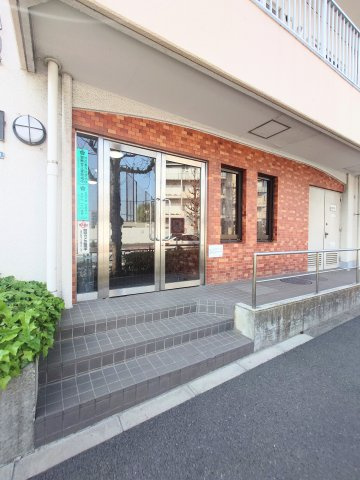 階段の他にスロープのあるエントランス