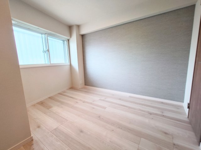 玄関横の洋室です。インナーサッシを取り付けており、とても静かです