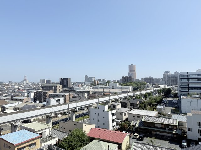 バルコニーからの眺めは良好で、のんびりしながら日々の疲れが癒されそうですね。